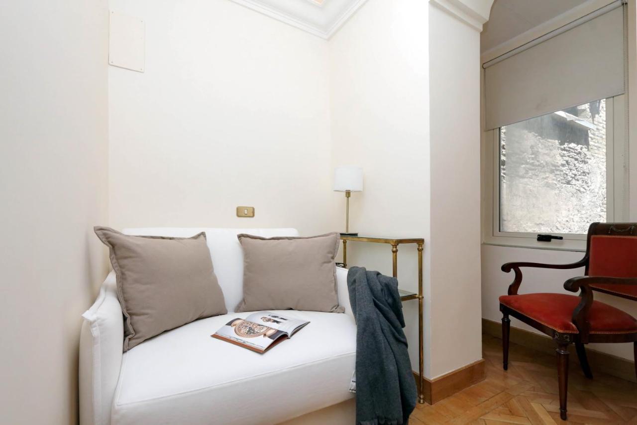 Elegant Apartment Nearby Trevi Fountain Roma Exterior foto